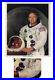 Neil-Armstrong-Signed-8-x-10-Photo-in-His-White-Suit-01-qhxg